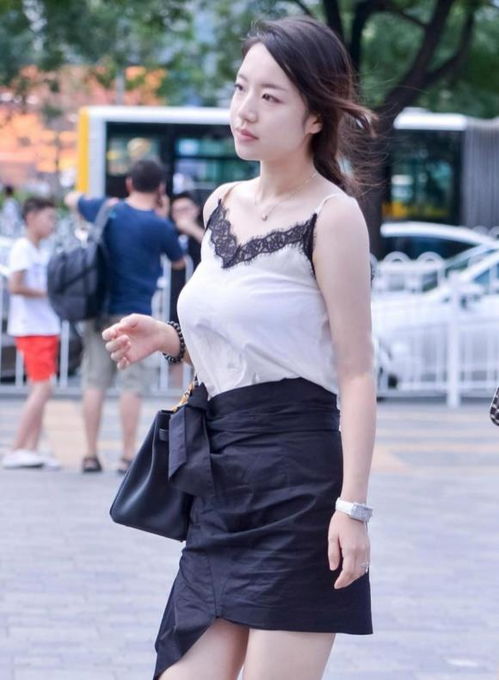 南方气质女孩,白色吊带衫配黑色半身裙,美感扑面而来
