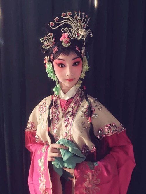 00后京剧少女戏腔唱歌火出圈上热搜很惊喜,正忙着赶论文