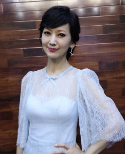 六旬老人为了整成赵雅芝,疯狂整容十多次,上台后嘉宾蒙了