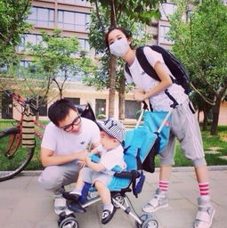西安女硕士抱儿子怀女儿拍毕业照
