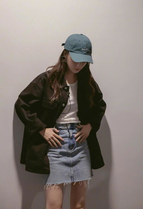 小花李沁时尚穿搭,荷叶边抹胸衫穿出甜美感,仙女气质扑面而来