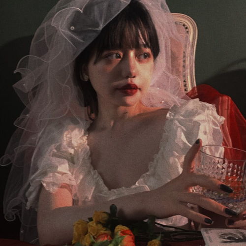 女头丨你看花就好别管树下埋得是什么