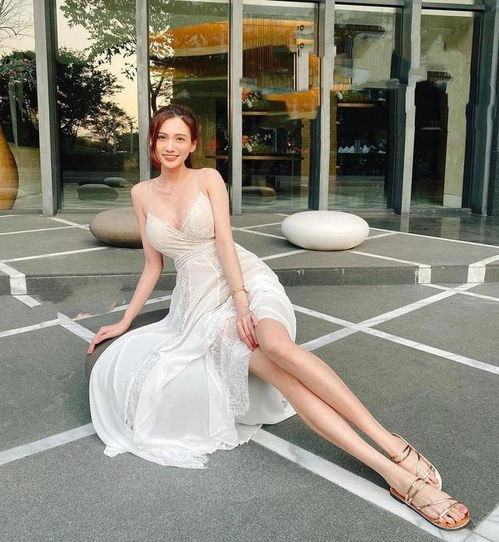 夏天到了,美女们纷纷去海边打卡,美人美景你给几分
