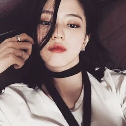女生头像短发高冷口红艳丽