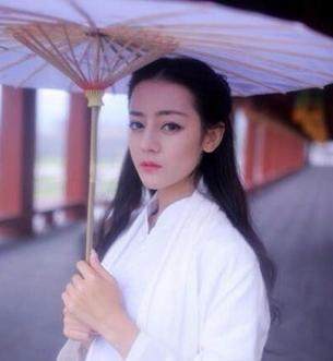女星撑伞照,赵丽颖像丫鬟,迪丽热巴仙气十足