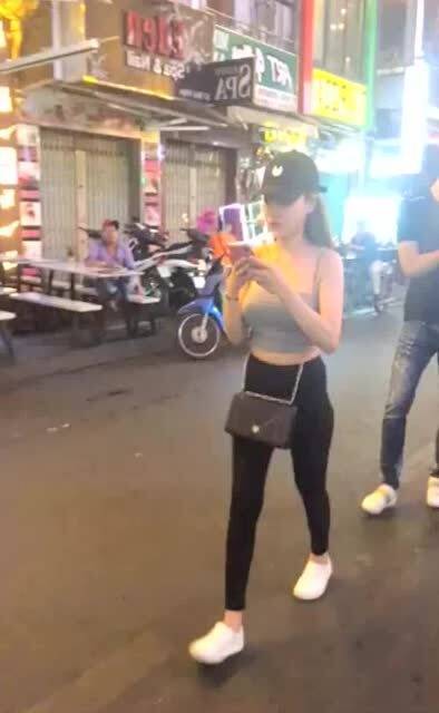 来越南旅游,这里的美女长得好漂亮,连背影都这么美