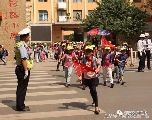 郑州高架一私家车猛撞出租车,女孩瘫坐地上大哭