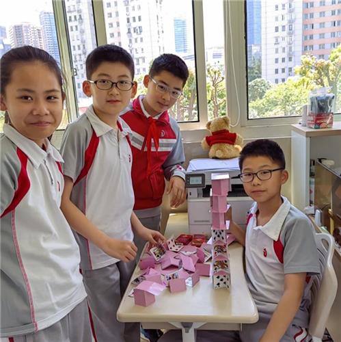 竹园小学张杨男生女生对对碰心理季活动