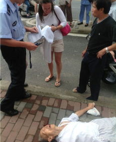 目击者讲述上海老人跌倒无人扶称未听到老外骂