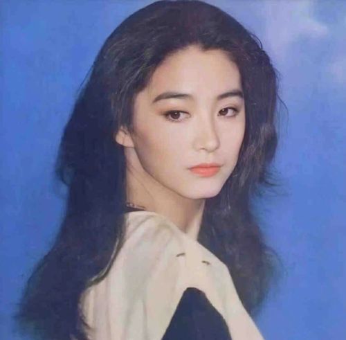 过时单品反成为时髦标签上世纪的复古港风,如今竟让女星都沦陷