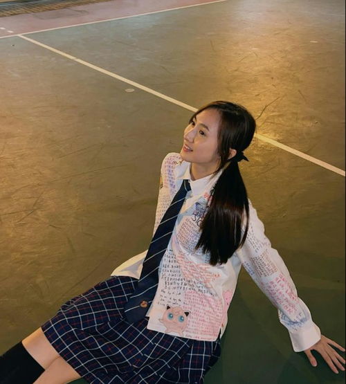 17岁tvb清纯小花谢师宴,穿黑色抹胸短裙还扭成s曲线