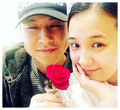 瞒着2个孩子公布离婚,43岁女星坎坷婚姻路,8年感情说散就散