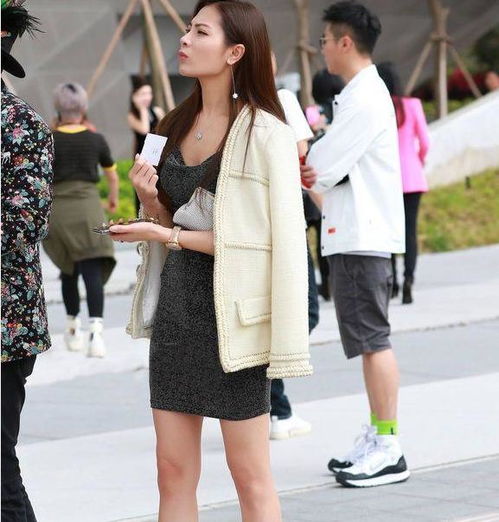 街拍一条连衣裙宛如仙女下凡,很有气质的小姐姐