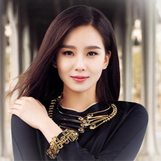 刘诗诗身穿条纹元素半身裙,真是美腻了,少女感十足