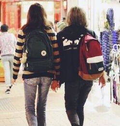 吴绮莉晒母女合影一同逛街自称和小龙女是姐妹