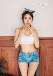 美女街拍阳光可爱的小姐姐,牛仔短裤的穿搭,魅力十足