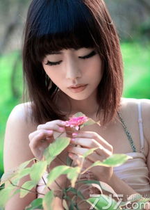 清纯美女野外踏青图