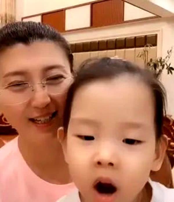 45岁高龄母亲生二胎,直言带娃力不从心,容易闪到腰背