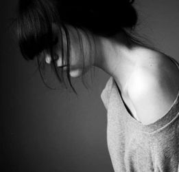 丧的头像女生伤感真人提前闭经