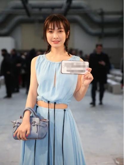 吴昕太有国际范穿长裙同框金发美女不输气质,就是个有点矮
