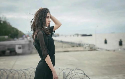海面上的气质高挑美女安静守候