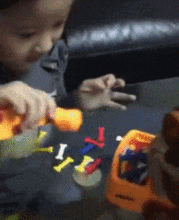 搞笑gif看把小妹妹吓得,还能不能买点正常的玩具了