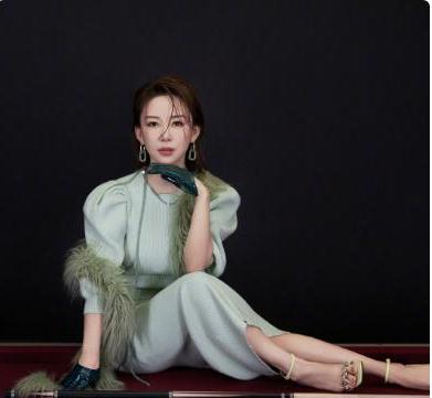 40岁名将潘晓婷美艳如花,勤奋努力又富有爱心是女性榜样