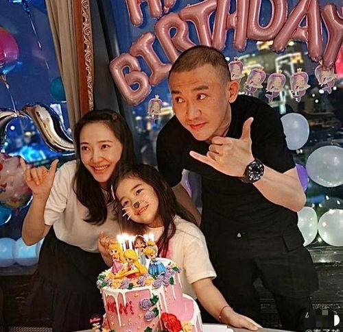 聂远带娃在街边小摊吃饭,6岁女儿搞怪学狗叫,娇妻疑似怀二胎