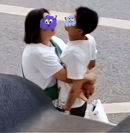女子街头紧紧搂抱男友,亲一下还不满足,男友全身都在抗拒