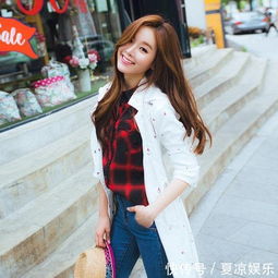 街拍拥有着一头紫发的二次元美女,一身白色长裙仙气满满