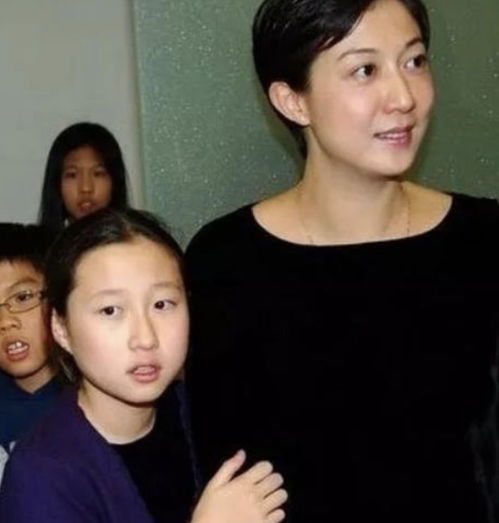 母亲是选美冠军父亲是华人之光,她却是一个悲剧