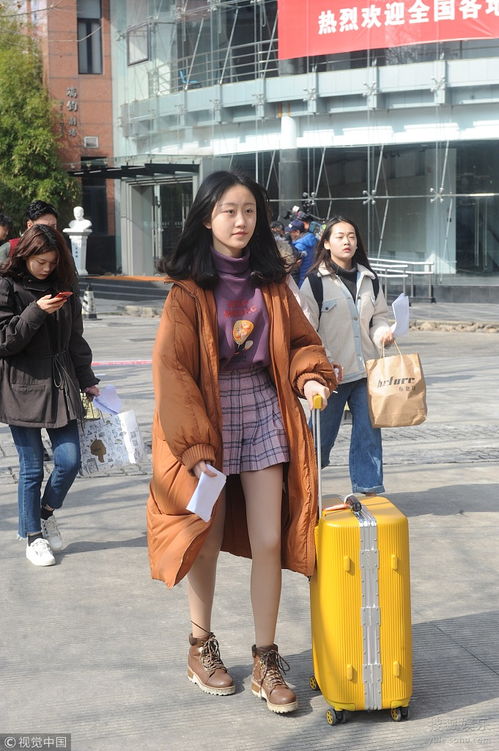上戏开考惊现古装美女00后穿军大衣搞怪