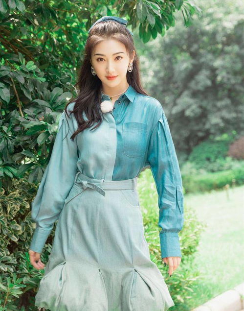 景甜的少女气好明显,33岁这样穿减龄又显气质,搭配马丁靴好聪明