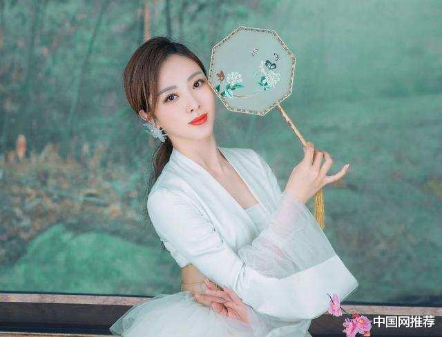 被网友力劝不要用美颜的央视主持人,平时素颜就很上镜
