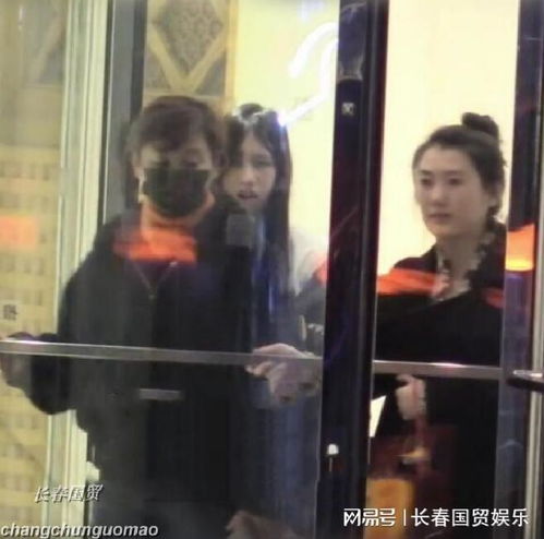 冯小刚33岁大女儿近照曝光,五官清秀气质好,与继母徐帆外出就餐