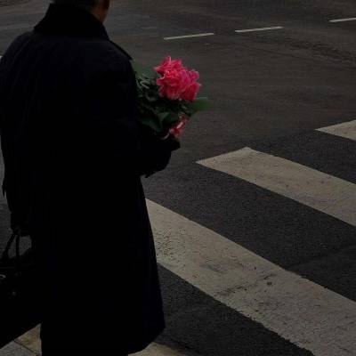 漂亮好看的拿花头像男生女生手拿着花束