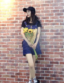 少女杨幂宠溺抱猫咪白嫩美腿长2米