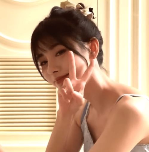 鞠婧祎在浴室唱歌,当镜头拍侧颜时,这状态不愧是四千年美女