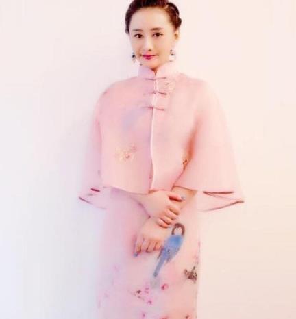 44岁琼瑶女郎陈德容,一袭粉色旗袍优雅至极,美得惊艳了时光