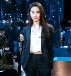 王源吸烟成反面教材,真应该学学刘亦菲和林俊杰,他们真有教养