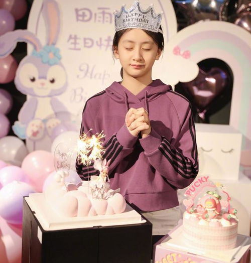 田亮女儿森碟13岁生日照出炉已长成大姑娘,跟爸爸身高差抢眼了