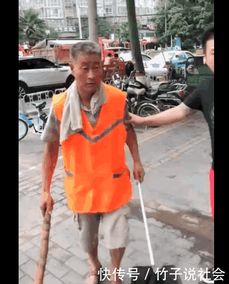 男子抓住了几个环卫工人不让走,随后他的举动出乎网友预料
