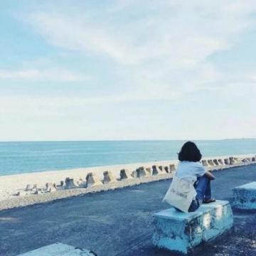 蓝色大海唯美女生背影头像有意境的伤感背影头像海边