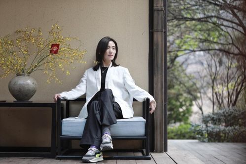 李亚鹏携女朋友回家过年,合体拍情侣写真,小19岁海哈金喜气质高冷