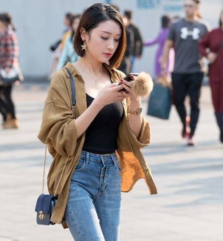 街拍御姐范十足的女子,个个气质高贵娇艳欲滴,演绎人间极品