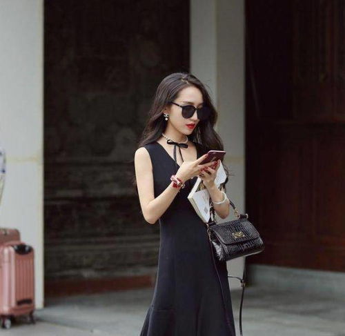 街拍黑色吊带裙美女性感十足,温婉尔雅的气质让人着迷