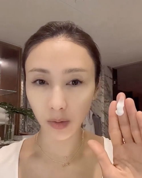 49岁黎姿带女儿坐地铁接地气气质温婉似少女