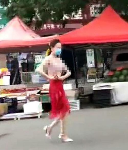 女子大街上边走边脱走猫步,惹起众怒还不自知,民警将其带走