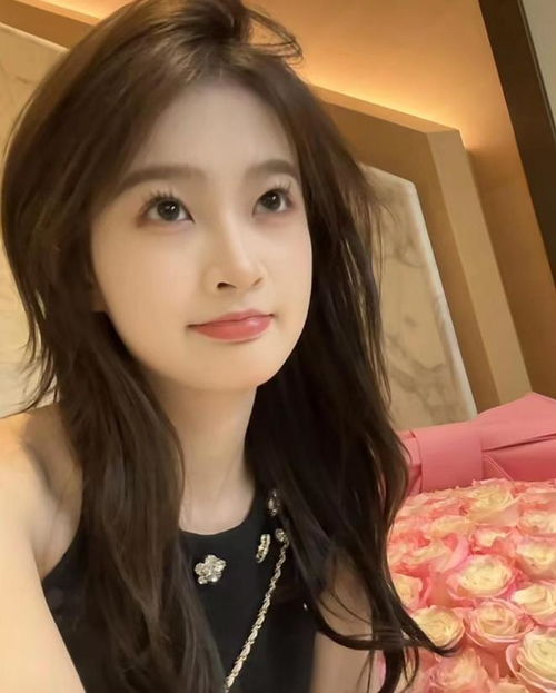 曝王思聪又换新女友带清纯美女看亚运,被偷拍不打人大方比耶