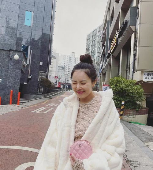 金泫雅扎丸子头晒素颜美照,露灿烂甜笑,手上包包暴露少女心